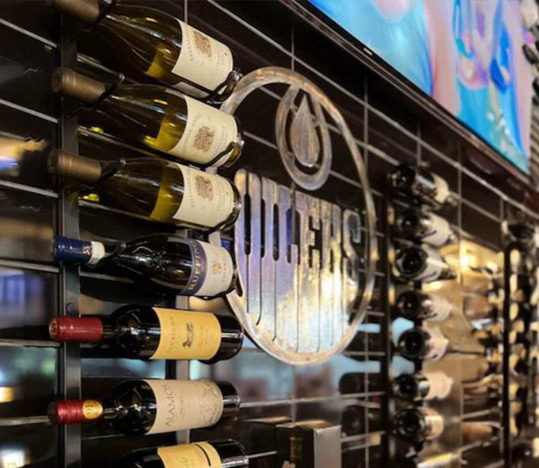 Edmonton Oilers Game Night Restaurant in Edmonton